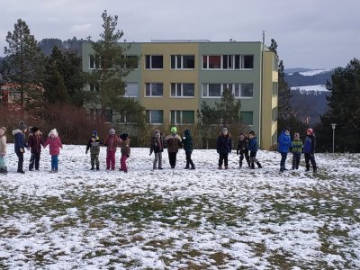 Závody psích spřežení s dokonalým psím štěkáním .