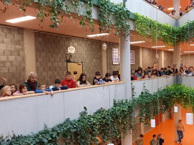 Vystoupení školní kapely v atriu školy (21.12.2022)