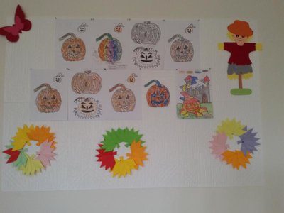 Bludiště dýně, které si děti i vybarvily a naše věnce z origami listů, které dětem daly mnoho práce.