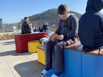 Čteme na střeše..