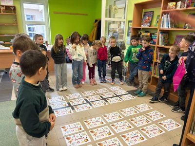 Týmová spolupráce oveček, medvědů a zajíců při písmenkovém pexesu.