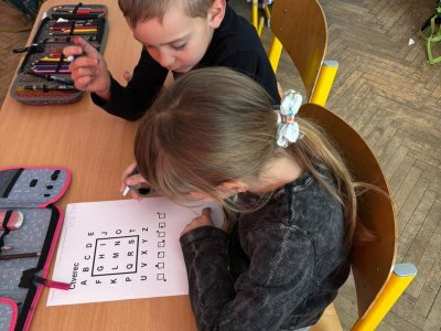 .... a opravdu všichni přišli na to, že v sobotu budou mít svátek všichni učitelé díky tomu pánovi vedle.