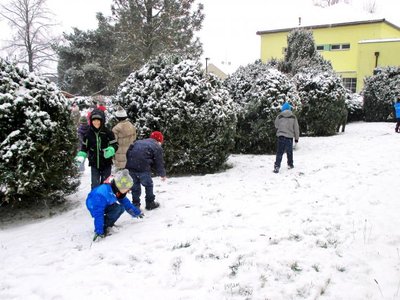 Radost z prvního sněhu u školy (26.1. 2016)