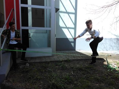 DĚTÍ ZKOUŠÍ SLACK LINE